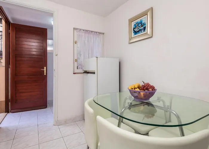 1 Bedroom Lovely In Стариград