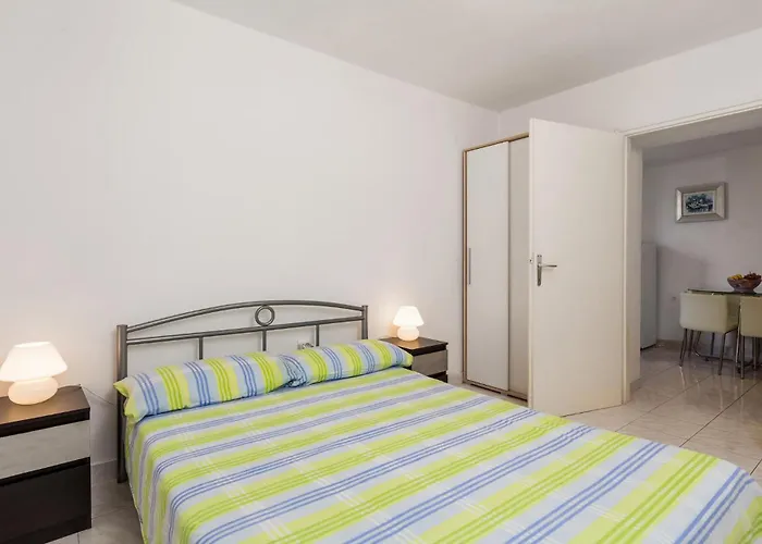 Апартаменты 1 Bedroom Lovely In Стариград